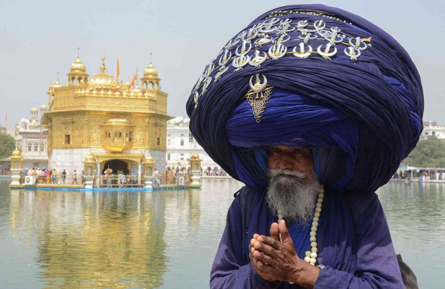 India  Guerrero indio  El indio Baba ‘Jagir’ Singh, un tradicional guerrero religioso conocido como Sikh Nihang, usa un turbante gigante frente al Templo Dorado de Amritsar.  AFP/ Narinder Nanu   