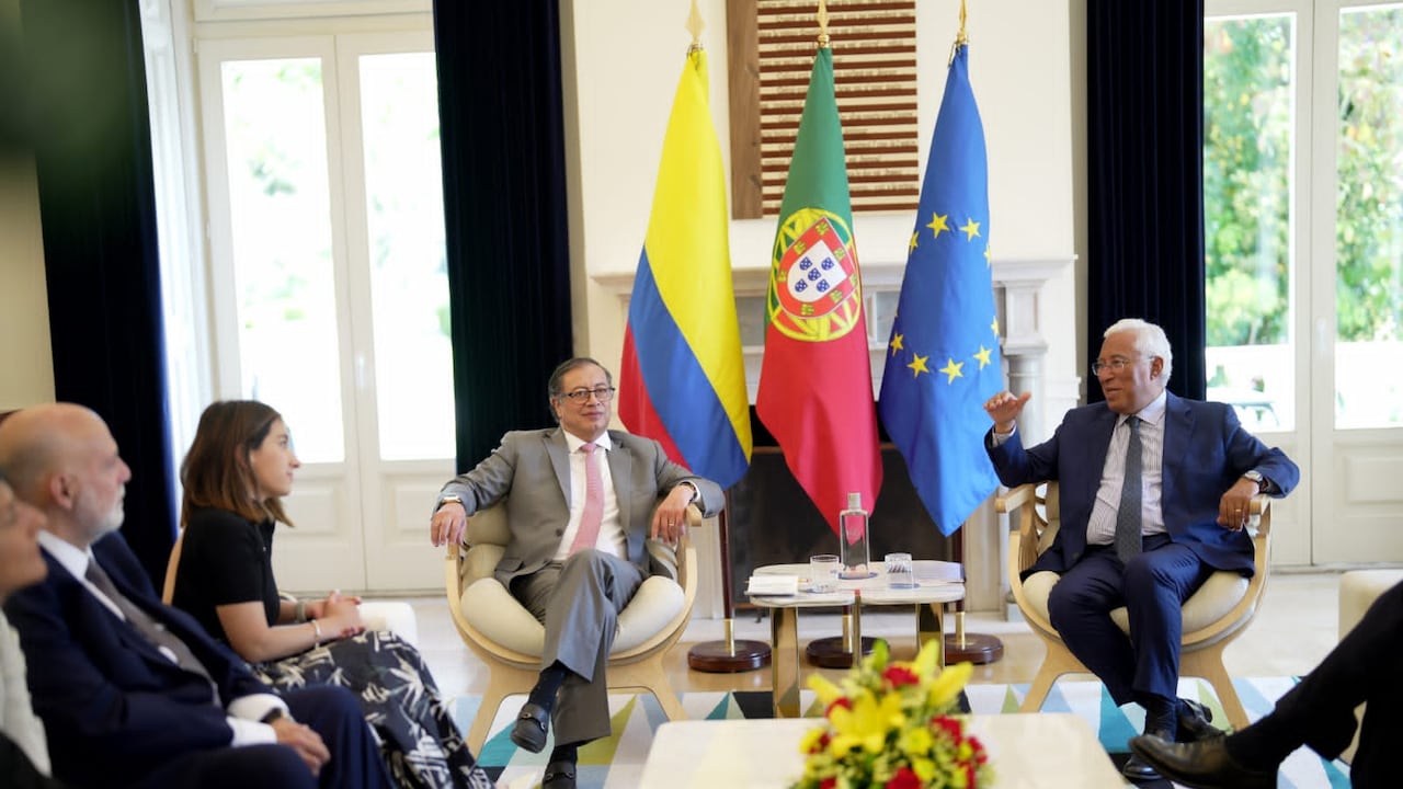 El presidente Gustavo Petro y su jefe de gabinete Laura Sarabia, junto con el Primer Ministro de Portugal Antonio Costa.