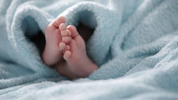 En bebés el virus del herpes simple tipo 1 puede provocar una discapacidad neurológica duradera o incluso la muerte.