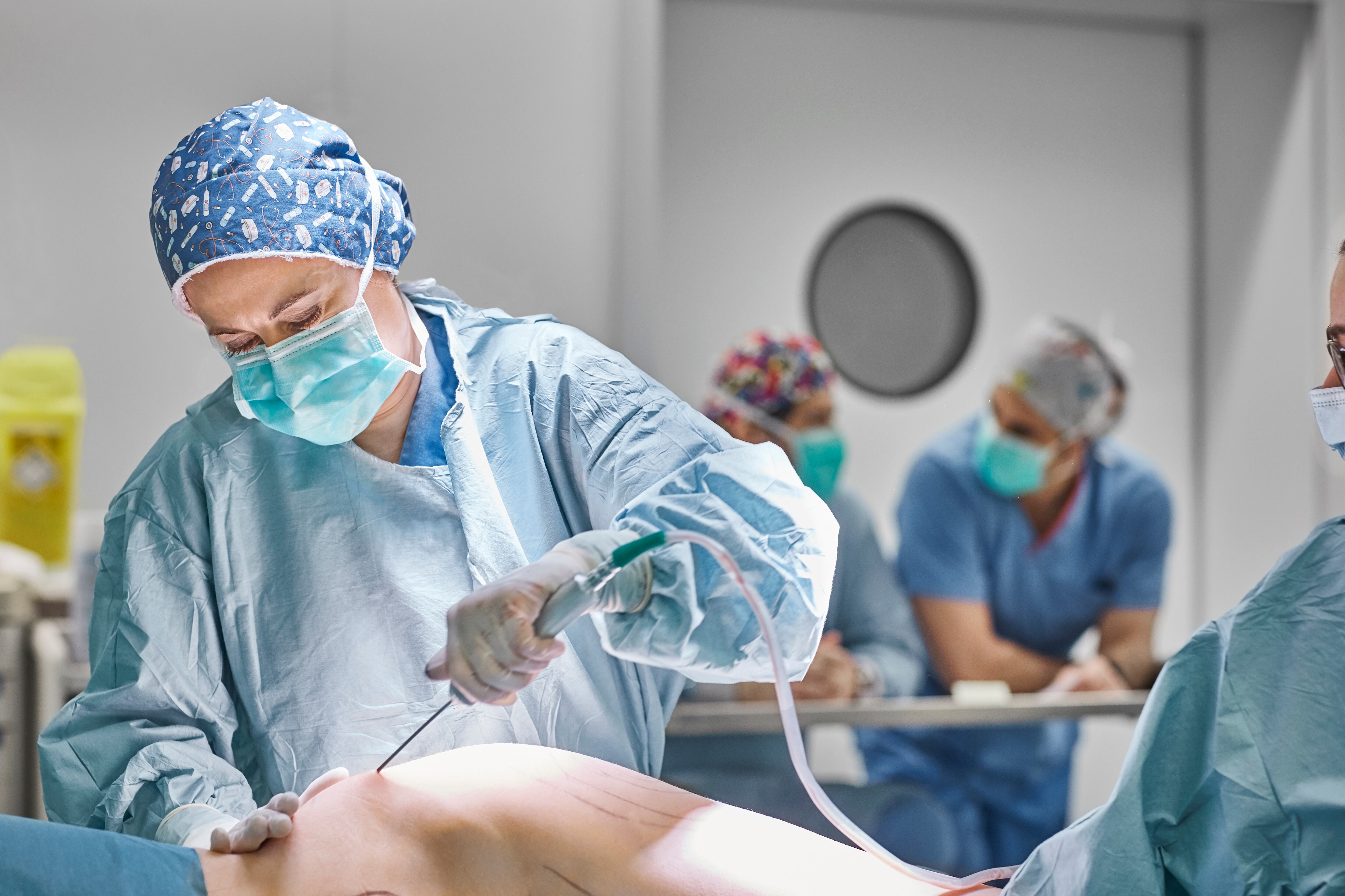 La liposucción es una cirugía estética muy común que puede practicarse en diferentes partes del cuerpo según cada paciente lo necesite. Foto: Getty