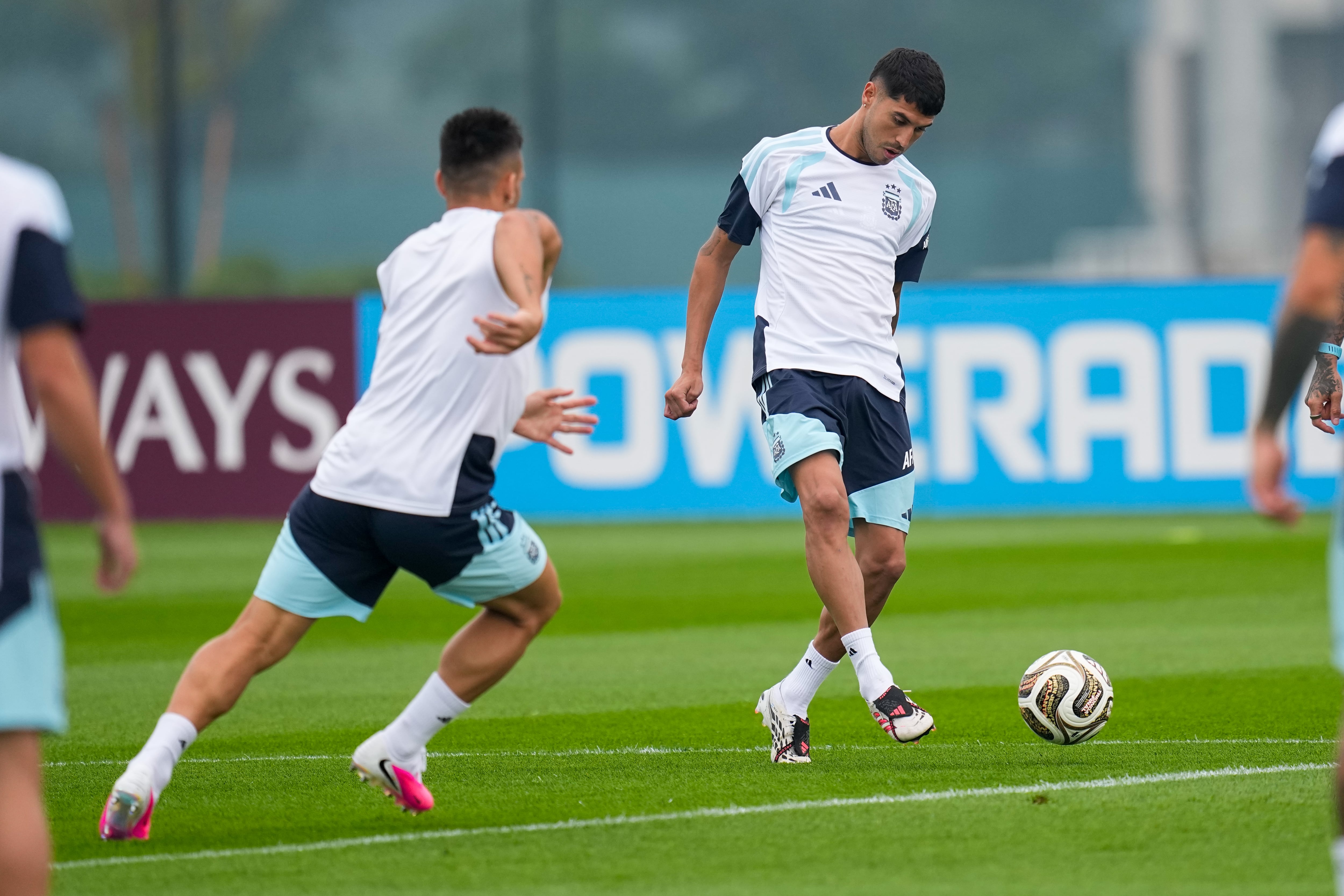 El argentino Exequiel Palacios se ejercita con un compañero durante una sesión de entrenamiento en Morristown, Nueva Jersey.