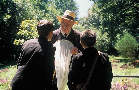 ‘La lengua de las mariposas’ (1999) Basada en el relato homónimo del escritor gallego Manuel Rivas, la película de José Luis Cuerda examina la proliferación del fascismo en la antesala de la Guerra Civil Española desde los ojos de un niño. 