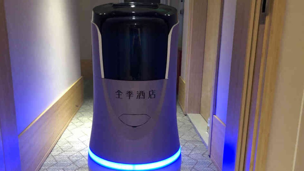 "Buenos días, es su robot de servicio. Vuestro pedido está frente a la puerta de su habitación", avisa una misteriosa voz infantil.