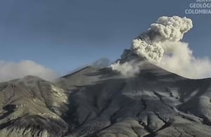 Imagen del volcán Puracé durante una emisión de gases y ceniza en el departamento del Cauca, fenómeno que el Servicio Geológico Colombiano mantiene bajo monitoreo constante dentro del nivel de alerta amarilla.