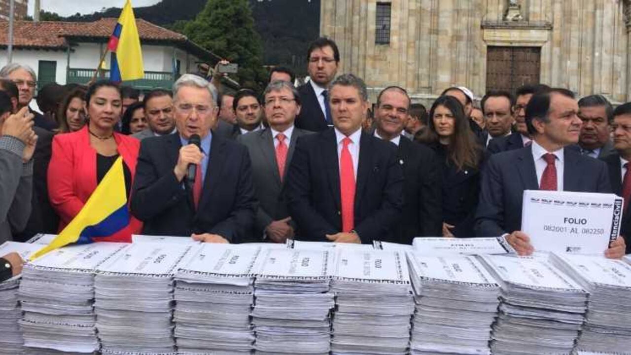 Álvaro Uribe y las firmas contra el acto legislativo para la paz