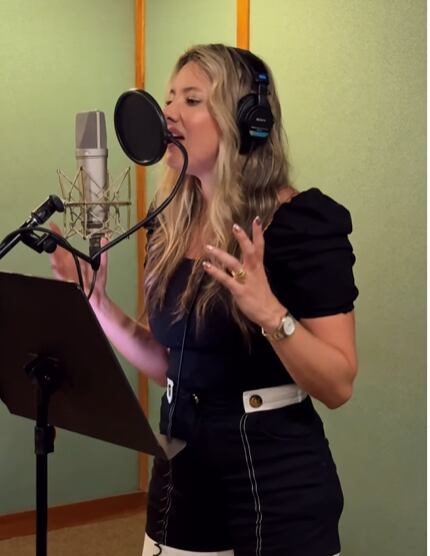 Daniella Álvarez cantó música cristiana y se robó los aplausos de sus fanáticos.