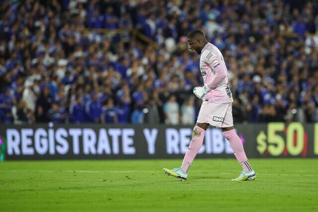 Harlen Castillo le atajó penal a Millonarios.