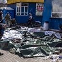 Varios cuerpos sin vida de civiles yacen en el suelo en la estación de trenes de Kramatorsk, Ucrania, tras un ataque con cohetes el ejército ruso