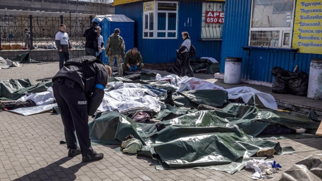 Varios cuerpos sin vida de civiles yacen en el suelo en la estación de trenes de Kramatorsk, Ucrania, tras un ataque con cohetes el ejército ruso