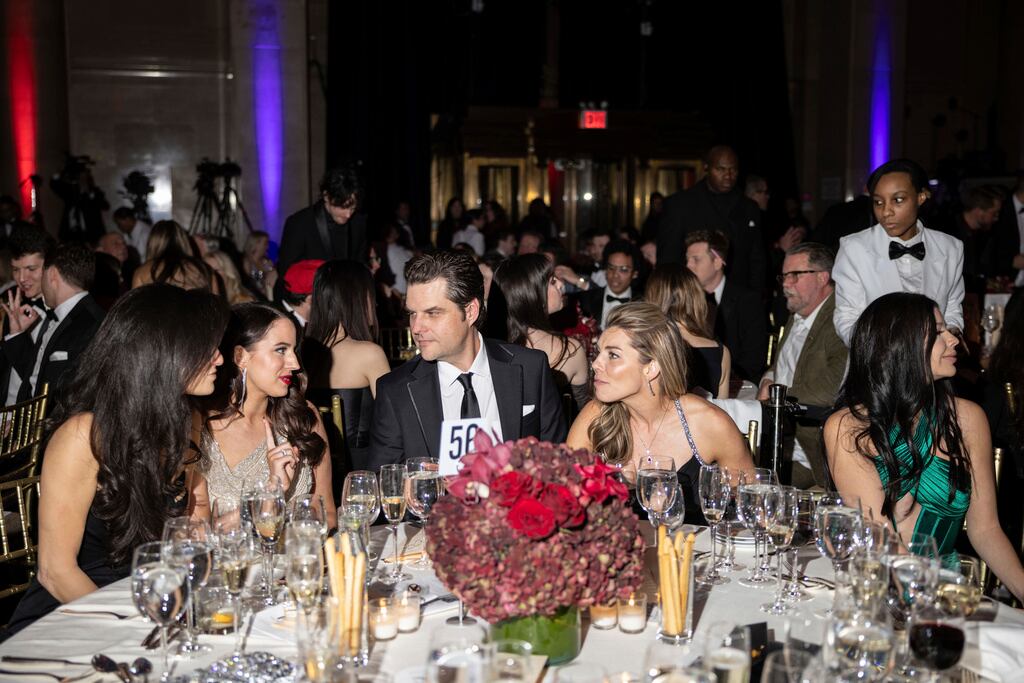 El exrepresentante Matt Gaetz, republicano por Florida (centro), habla con los asistentes durante la gala anual del New York Young Republican Club en Cipriani Wall Street, el domingo 15 de diciembre de 2024, en Nueva York. (Foto AP/Yuki Iwamura)