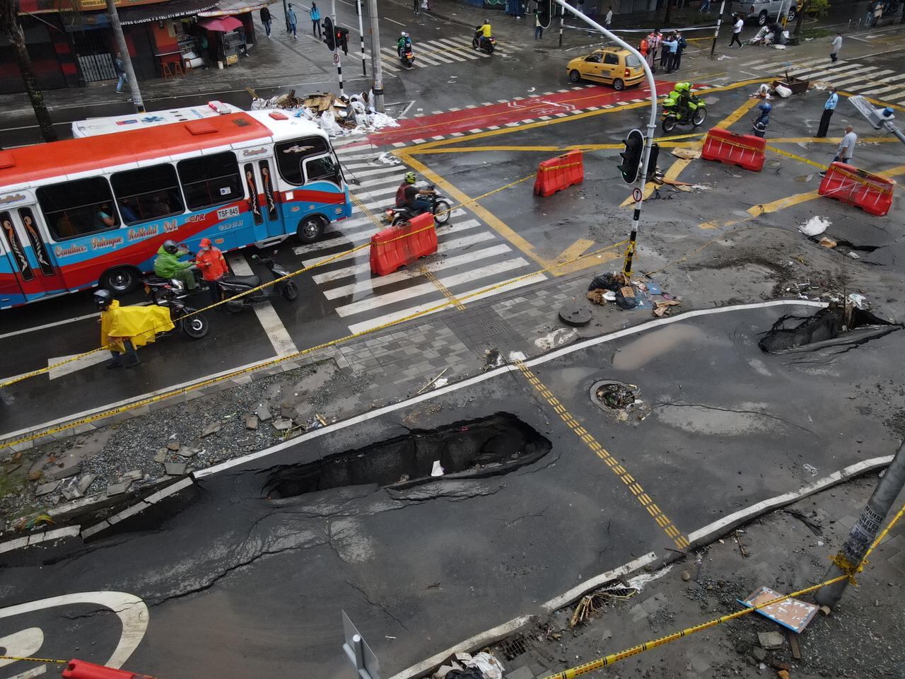 Tierra se tragó una parte de la vía en Medellín; autoridades culpan a las lluvias