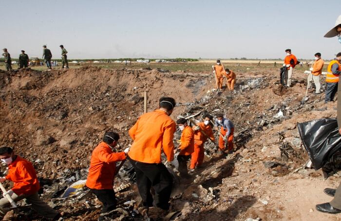 Miércoles, 15 de julio de 2009. Trabajos de rescate en el lugar del accidente de la aerolínea iraní Caspian Airlines. 168 personas murieron en el impacto a las afueras de Jannatabad, cerca de la ciudad de Qazvin, en Irán. Es la peor tragedia aérea en los últimos seis años que registra esa ciudad. AP Photo/Vahid Salemi.