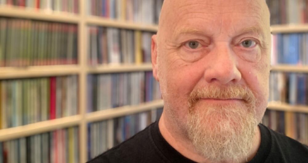 Sid Smith escribe para vivir, escucha y vive para escribir.