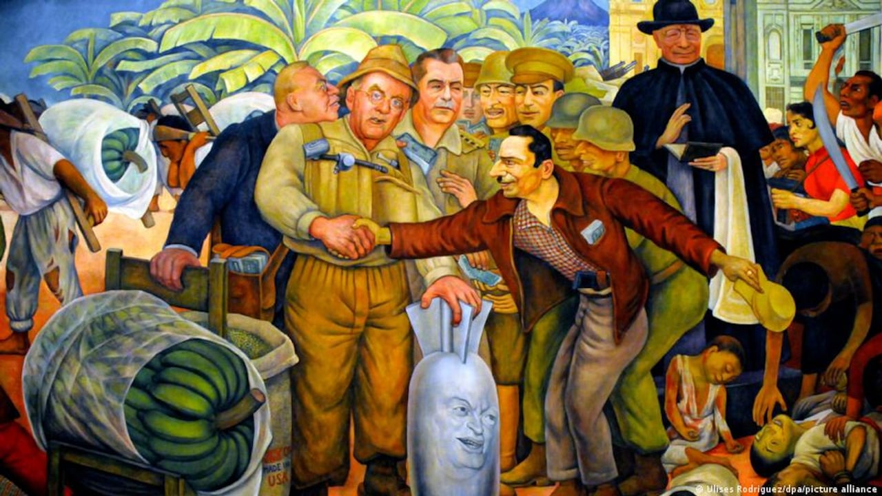 La pintura 'Gloriosa Victoria' (1954), del muralista mexicano Diego Rivera, que alude al poder de las empresas bananeras estadounidenses en Guatemala.