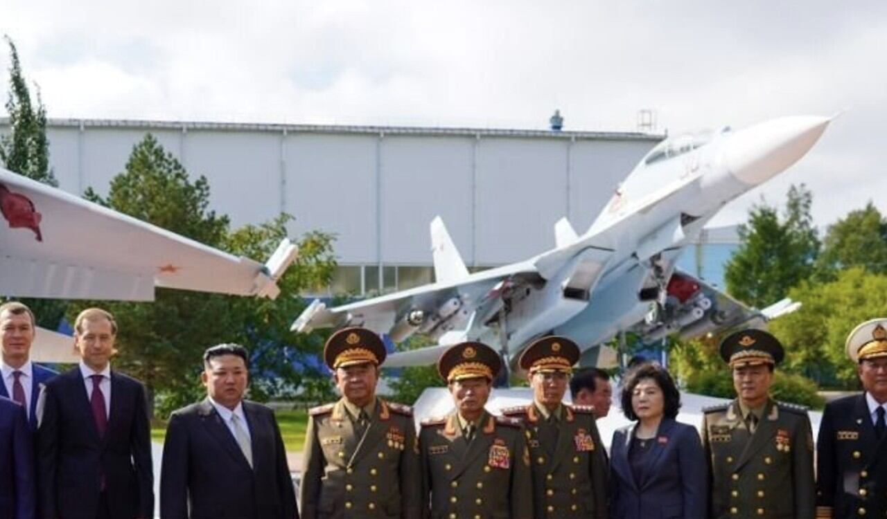Kim Jong-un en una fábrica donde se producen aviones Sukhoi