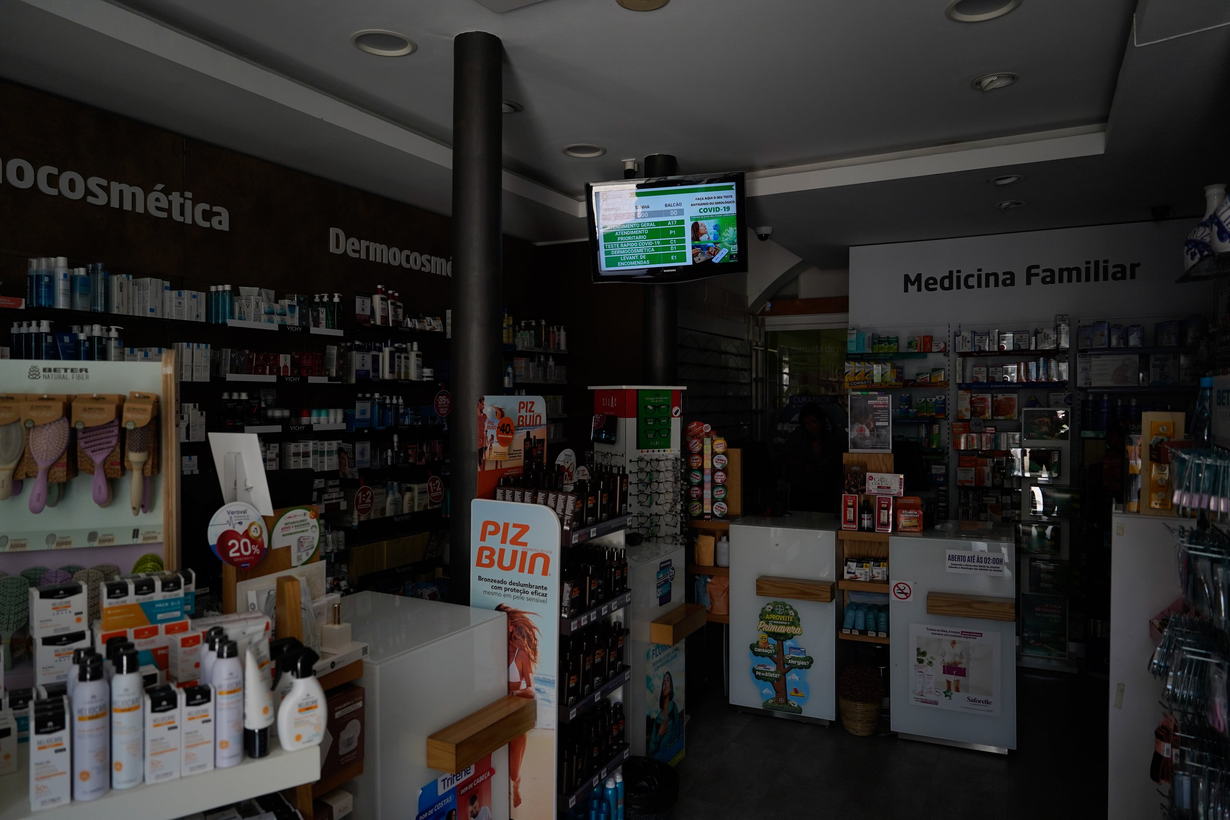 Una imagen muestra una farmacia a oscuras durante un apagón generalizado que afectó a España y Portugal alrededor del mediodía del lunes, cuya causa aún se desconoce, en Lisboa, Portugal, el 28 de abril de 2025.