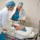 Médicos y enfermeras tirando de la camilla del hospital