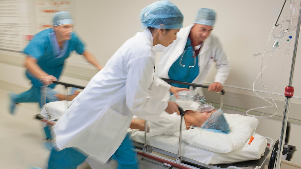 Médicos y enfermeras tirando de la camilla del hospital. (Imagen de referencia).