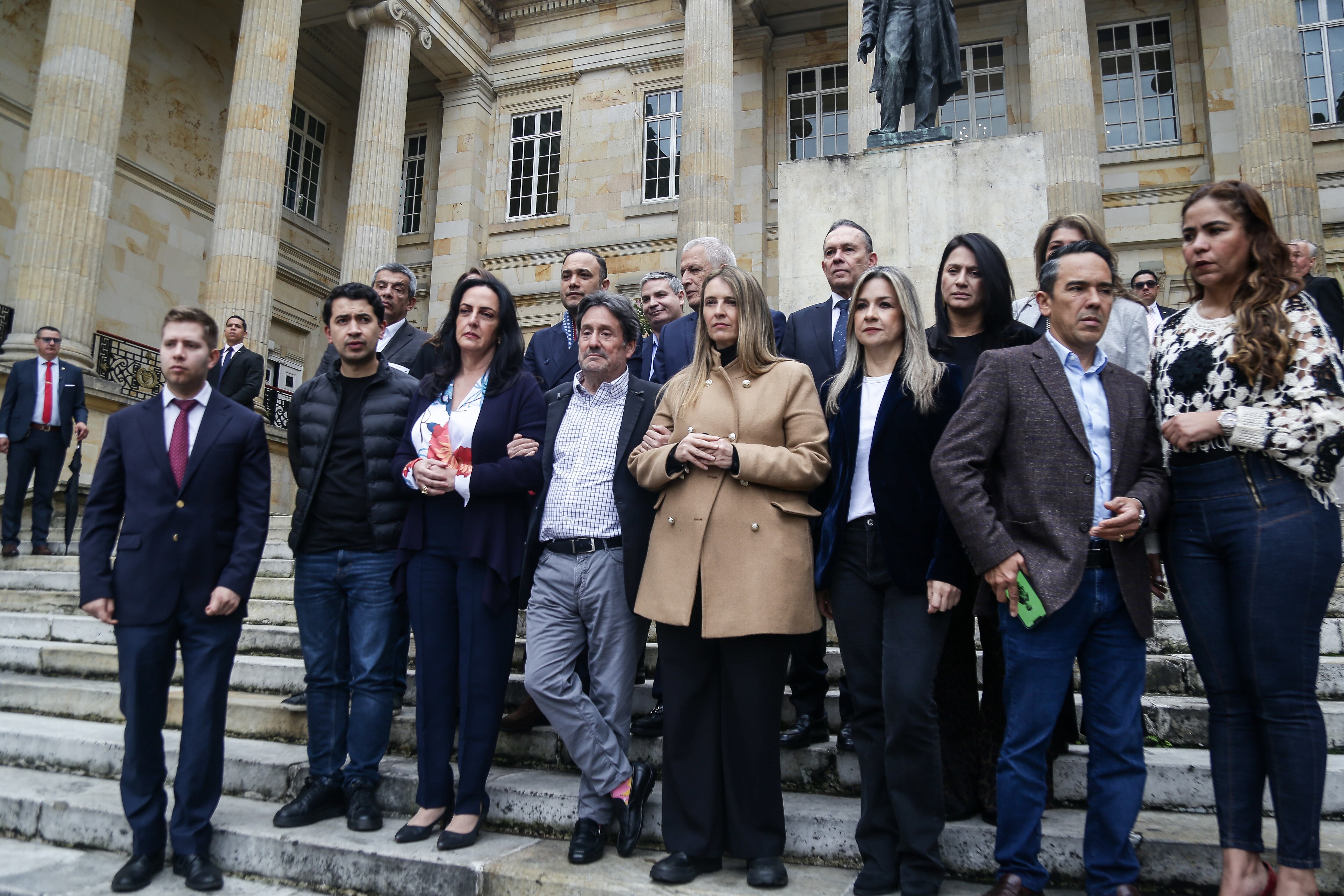 Bogotá. Junio 11 de 2025. Precandidatos presidenciales y congresistas de la oposición,  anunciaron la realización de la ‘Marcha del Silencio’ el próximo domingo 15 de junio, en respuesta al reciente atentado contra el senador Miguel Uribe.
La movilización se convoca como un acto de homenaje y solidaridad con el senador Uribe y como una defensa de la vida, la democracia y el respeto a las instituciones.