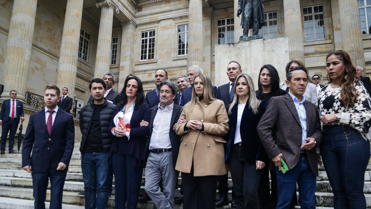 Bogotá. Junio 11 de 2025. Precandidatos presidenciales y congresistas de la oposición, anunciaron la realización de la ‘Marcha del Silencio’ el próximo domingo 15 de junio, en respuesta al reciente atentado contra el senador Miguel Uribe.
La movilización se convoca como un acto de homenaje y solidaridad con el senador Uribe y como una defensa de la vida, la democracia y el respeto a las instituciones.