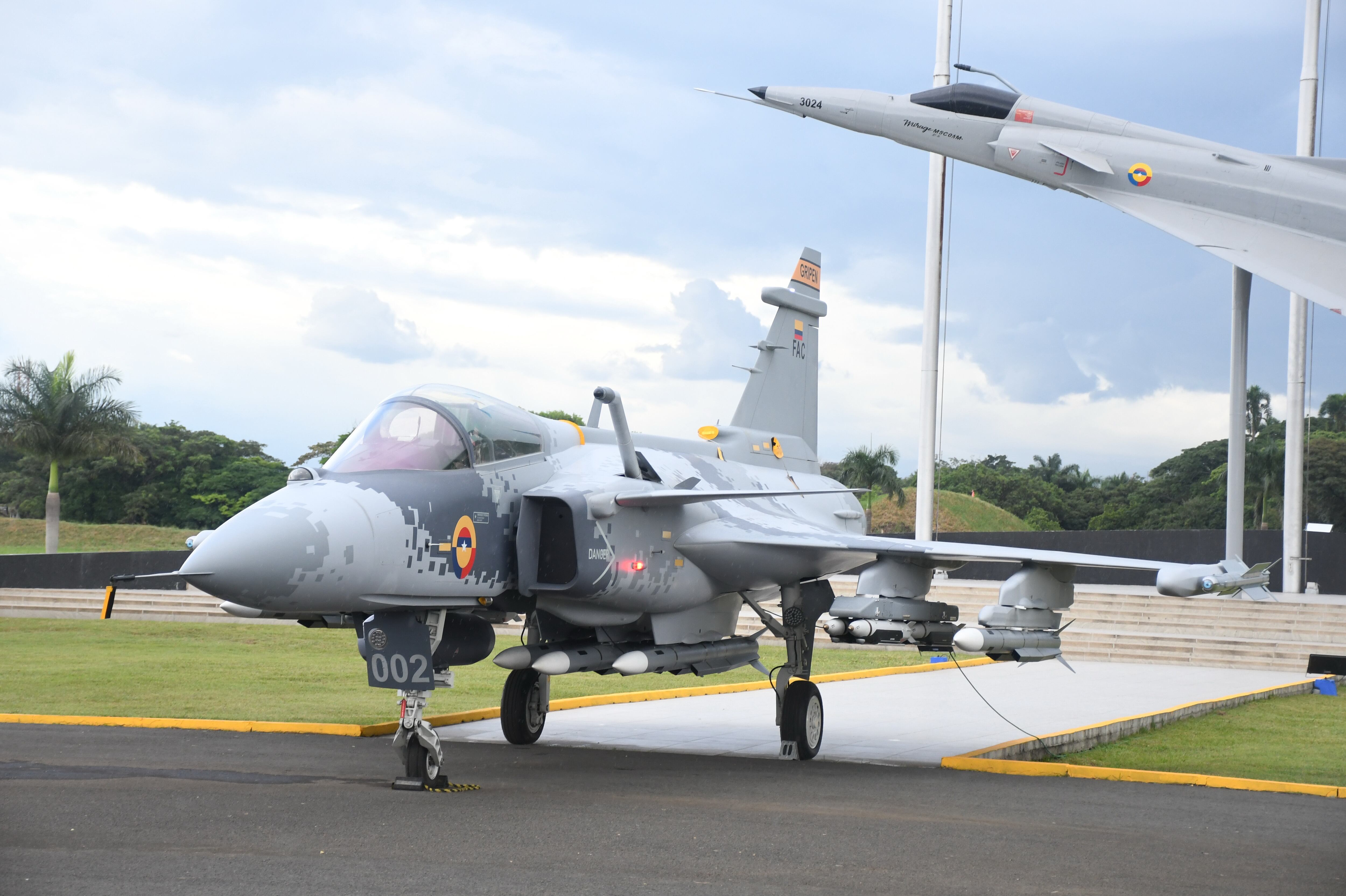 Fuerza Area 106 años, Gustavo Petro firma compra  nuevos aviones Gripen. suecos.