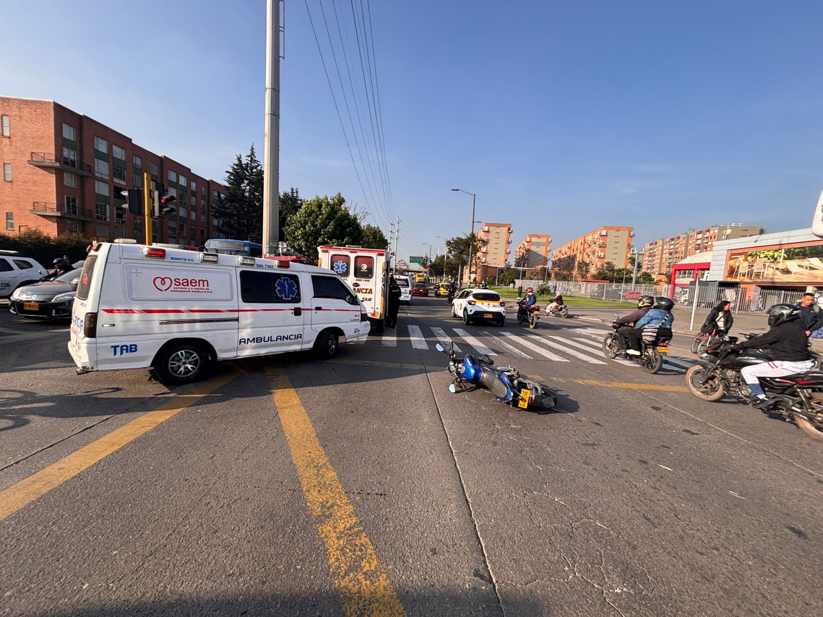 Un peatón y dos motociclistas lesionados por accidente en Fontibón.