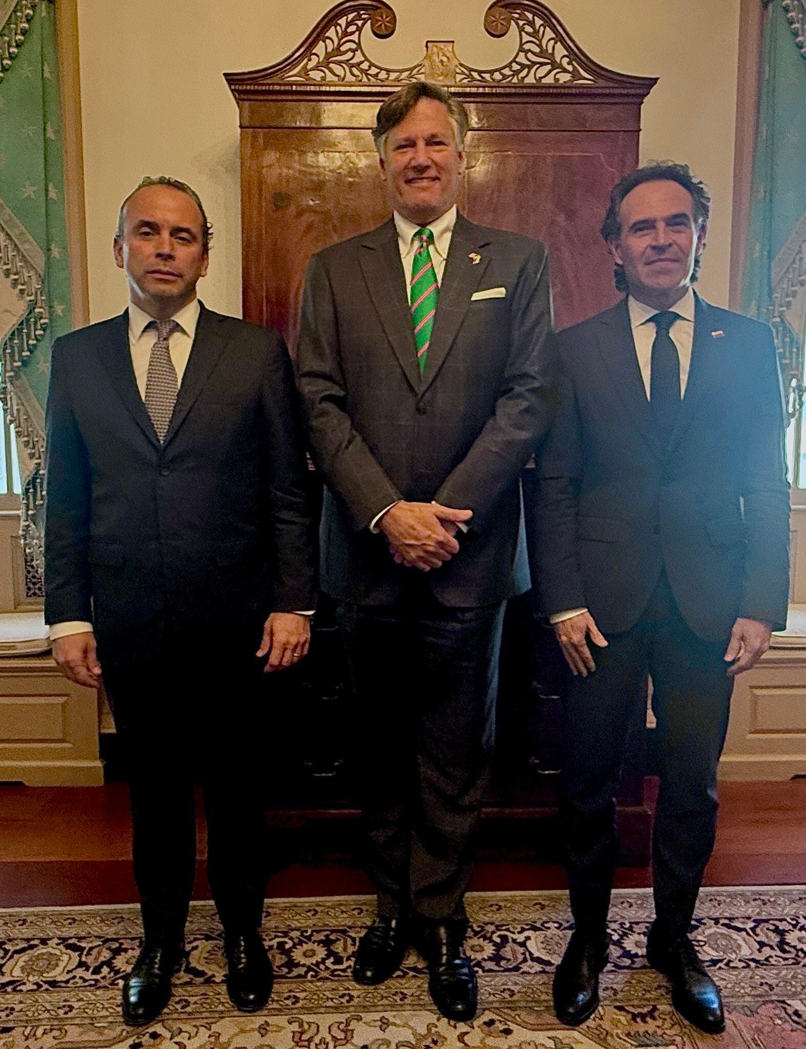 El subsecretario de Estados Unidos, Christopher Landau, junto a los alcaldes de Cali y Medellín, Alejandro Eder y Federico Gutiérrez.