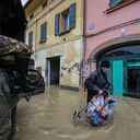 Un paseo peatonal en una calle inundada en Castel Bolognese, Emilia-Romagna. Miles de personas fueron desplazadas después de las lluvias torrenciales que cayeron sobre la región del norte de Italia de Emilia Romaña, dijeron las autoridades locales. (Foto de Piero Cruciatti/Agencia Anadolu vía Getty Images)