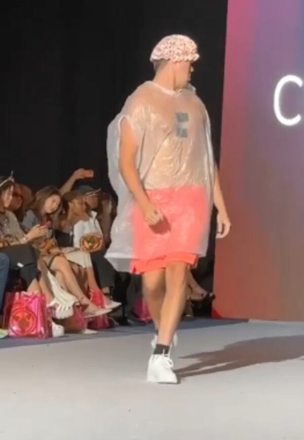 Fred Beyer se filtró en desfile de modas.