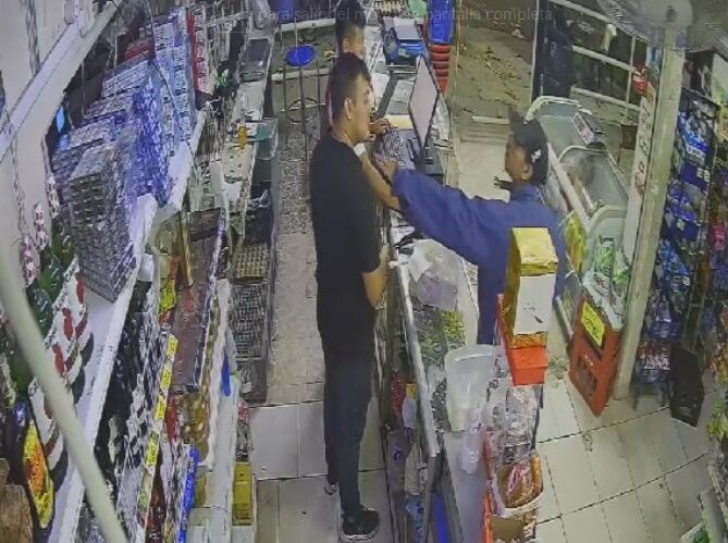 El ladrón le quitó una cadena a la víctima del robo en el barrio Vipasa, norte de Cali.