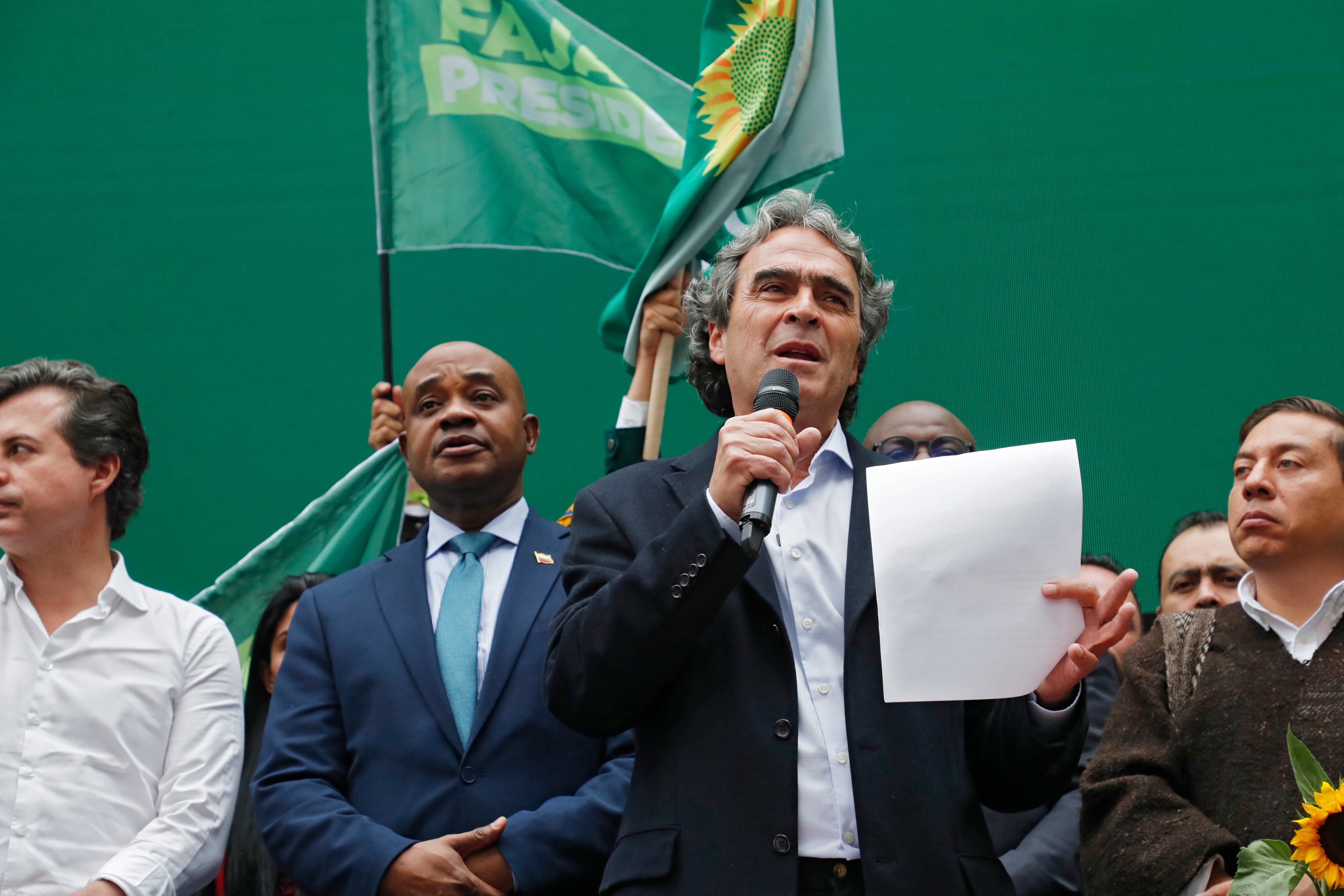 El candidato presidencial Sergio Fajardo oficializó su aspiración presidencial ante la Registraduría Nacional e hizo el trámite con su fórmula vicepresidencial Luis Gilberto Murillo lo acompaño su hija Mariana y su novia Maria Angela Holguin
Coalición Centro Esperanza
Bogota marzo 23 del 2022
Foto Guillermo Torres Reina / Semana