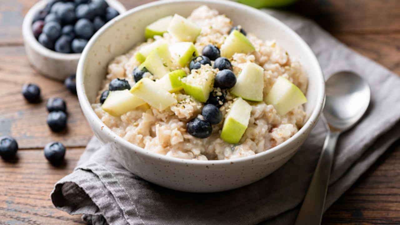 La avena ayuda a reducir los niveles de colesterol, el azúcar en sangre y los triglicéridos altos.