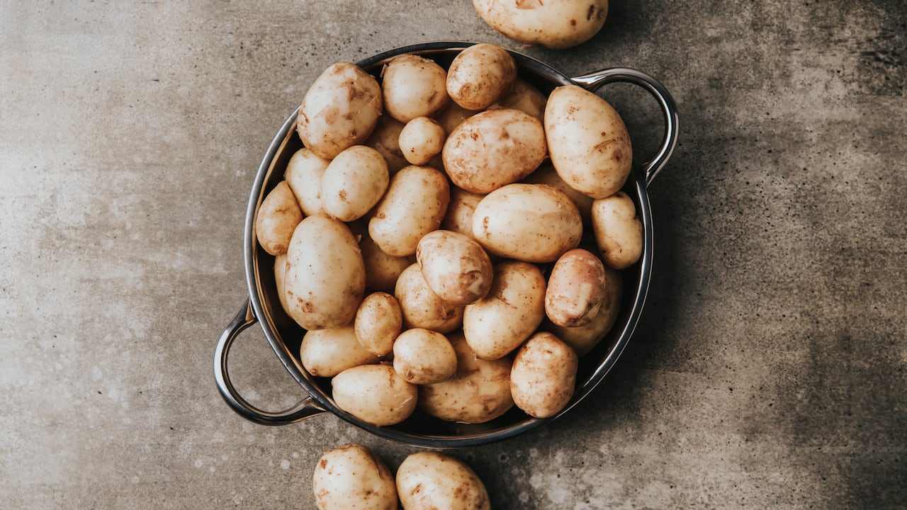 Lo más recomendable es no recalentar estos alimentos ya que pueden ser perjudiciales para la salud.