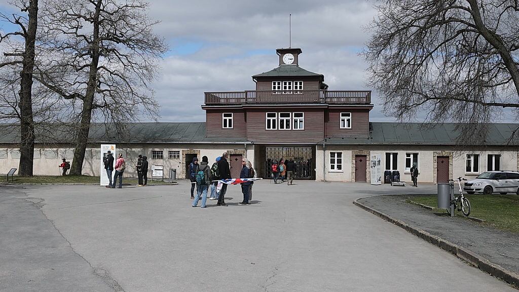 La antigua puerta del campo de concentración de Buchenwald, fotografiada en la ceremonia de colocación de ofrendas florales para conmemorar el 80º aniversario de la liberación de Buchenwald y el campo de concentración de Mittelbau-Dora (Foto de Bodo Schackow/Picture Alliance vía Getty Images)