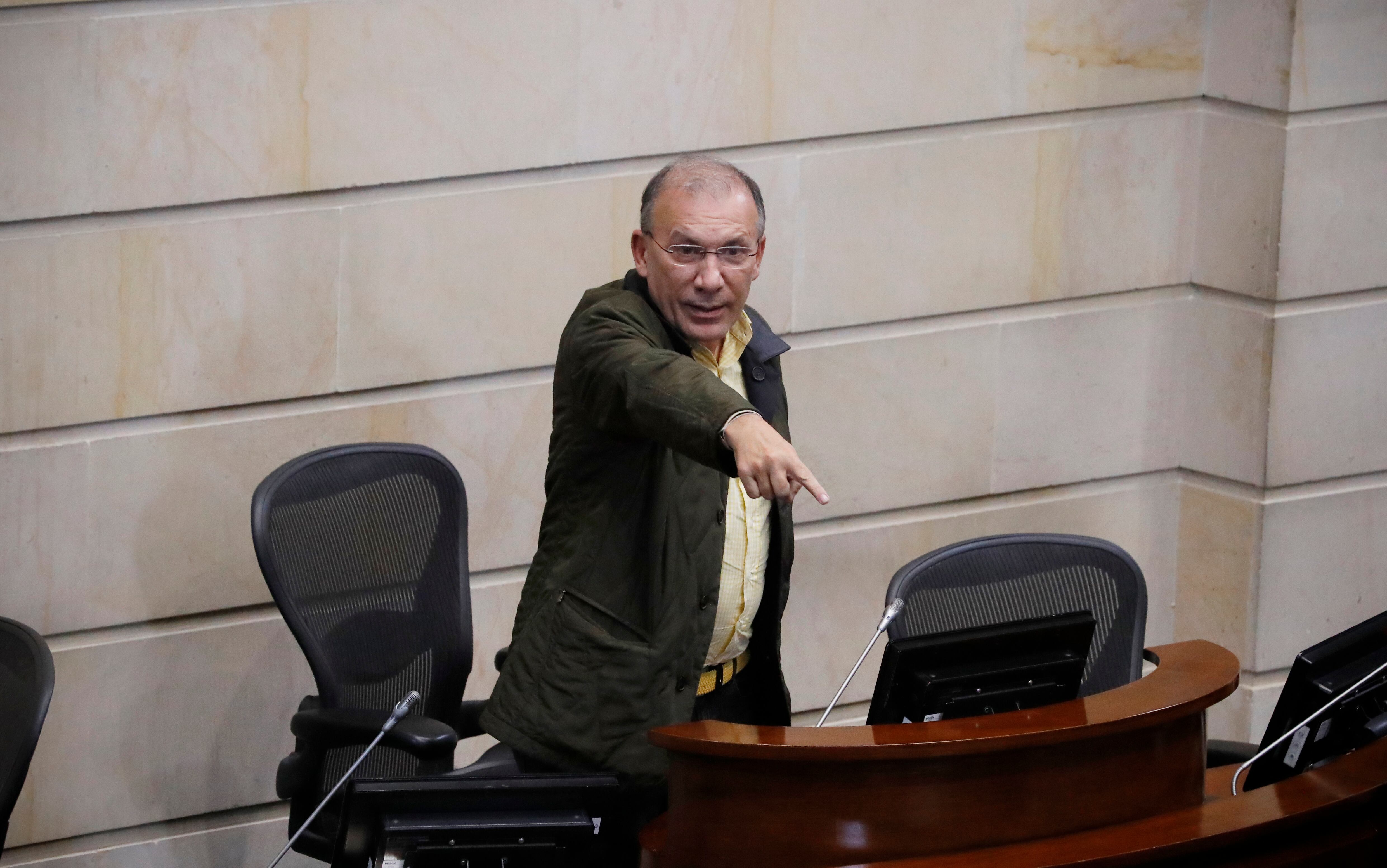 Congresistas saludan al presidente del Senado luego que el Consejo de Estado anulara la elección de Roy Barreras como senador por doble militancia
Bogota mayo 5 del 2023
Foto Guillermo Torres Reina / Semana