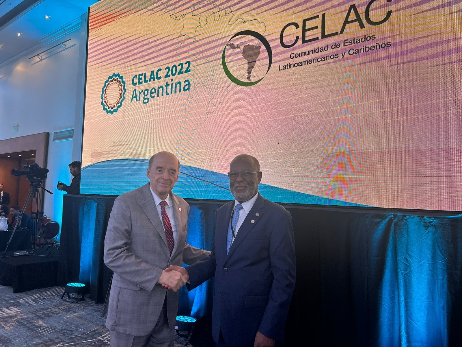 El canciller Álvaro Leyva y el Ministro de Relaciones Exteriores de Haití, Jean Victor Geneus.