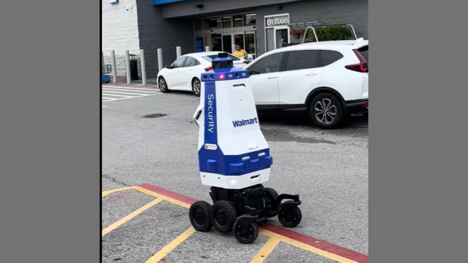 Walmart implementa robot de vigilancia para su zona de parqueaderos