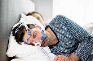 Con la ayuda de una máquina que se utiliza durante el sueño y con la ayuda de una mascarilla especial, el paciente recibe aire con presión que permite abrir las vías respiratorias.