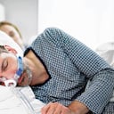 Con la ayuda de una máquina que se utiliza durante el sueño y con la ayuda de una mascarilla especial, el paciente recibe aire con presión que permite abrir las vías respiratorias.