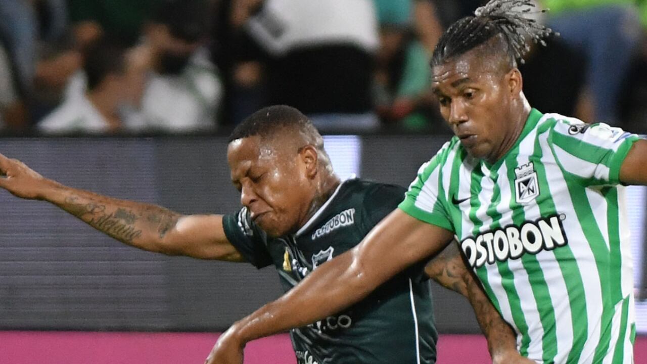 Danovis Banguero y Jhon Vásquez disputan el balón en el partido entre Cali y Nacional por la fecha 4 de los cuadrangulares