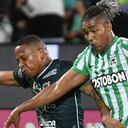 Danovis Banguero y Jhon Vásquez disputan el balón en el partido entre Cali y Nacional por la fecha 4 de los cuadrangulares
