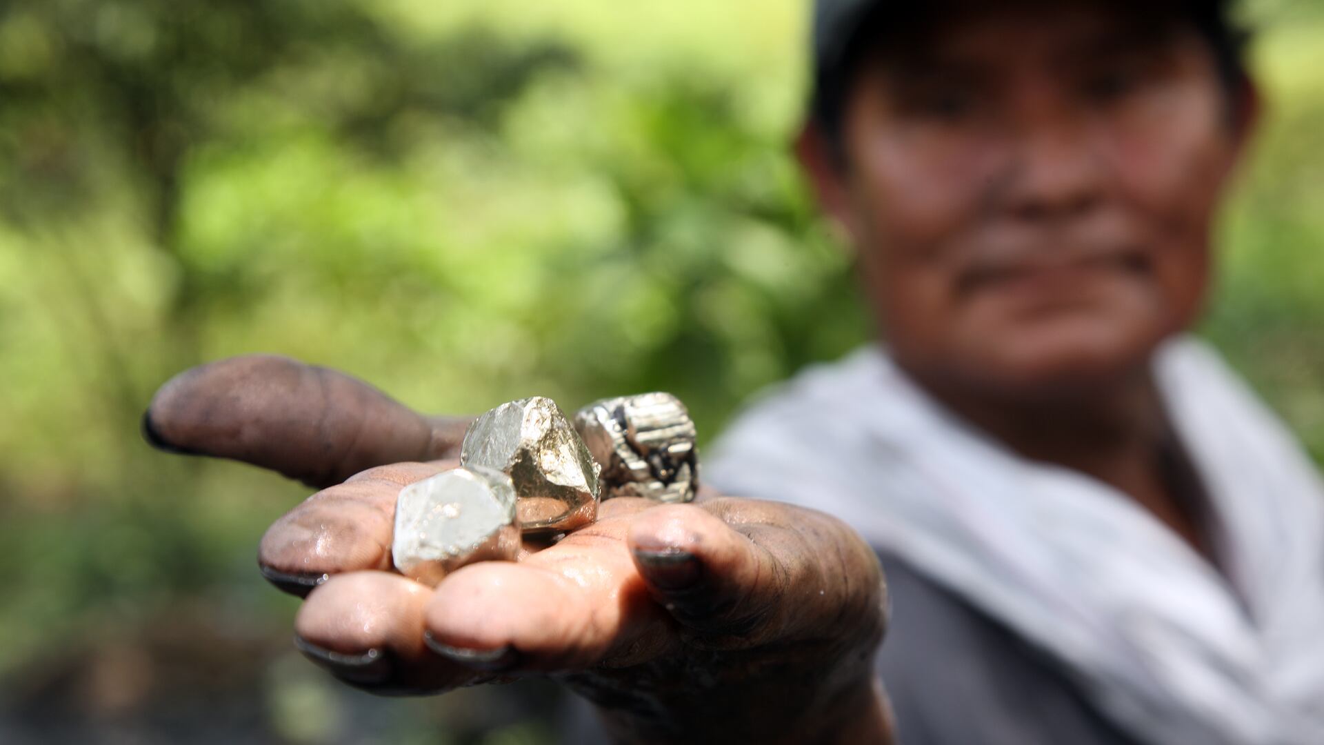 Colombia es el productor y exportador de carbón y esmeraldas más importante de América Latina, y el cuarto en níquel.