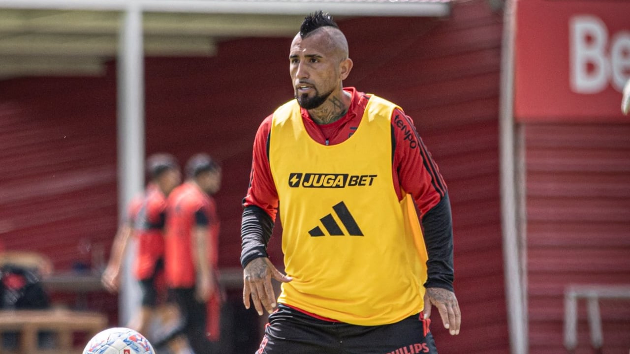 Arturo Vidal, histórico jugador de Chile en la sede deportiva de Independiente Santa Fe.