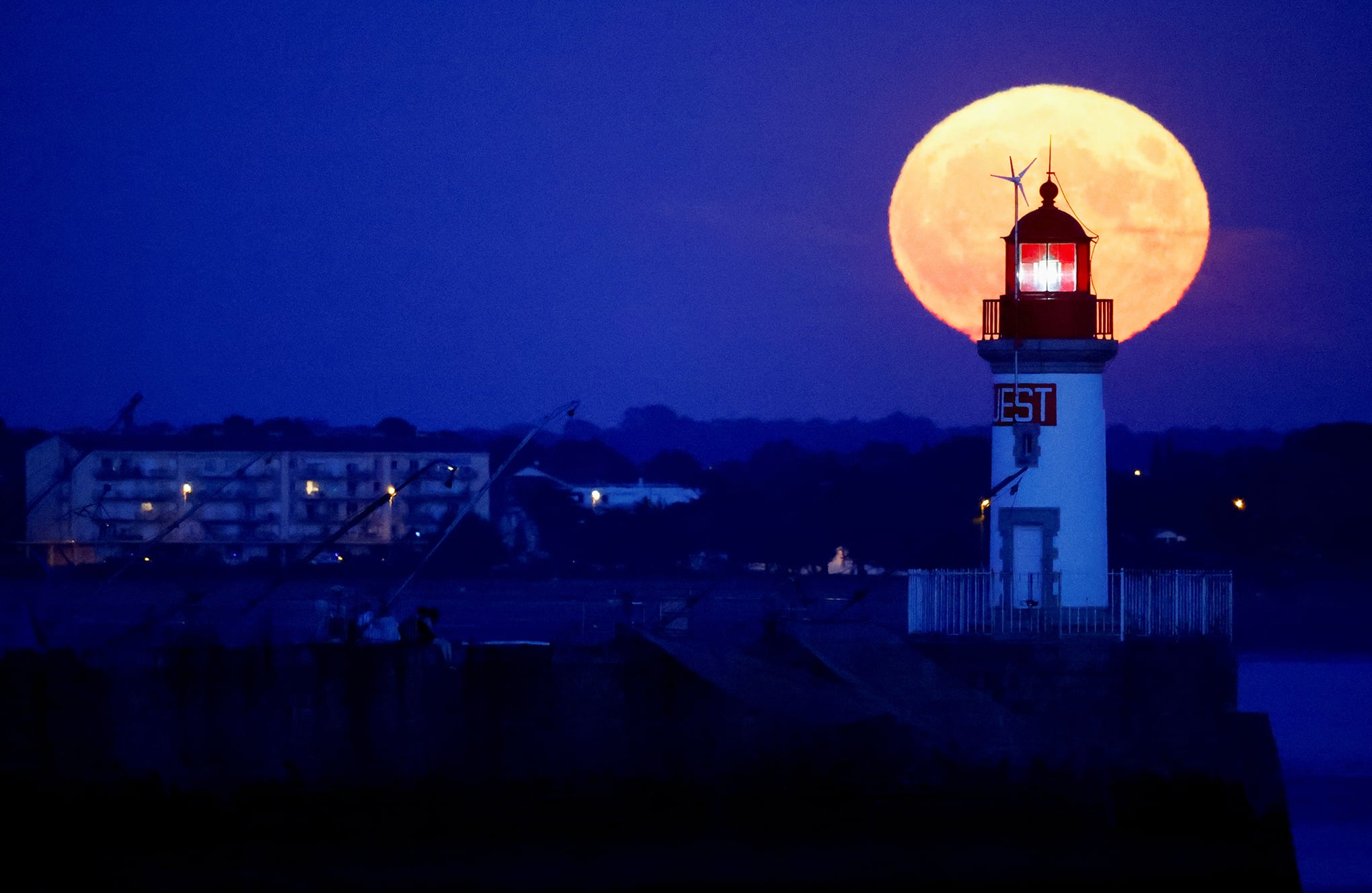 En imágenes: Buck Moon ilumina el cielo nocturno de todo el mundo.