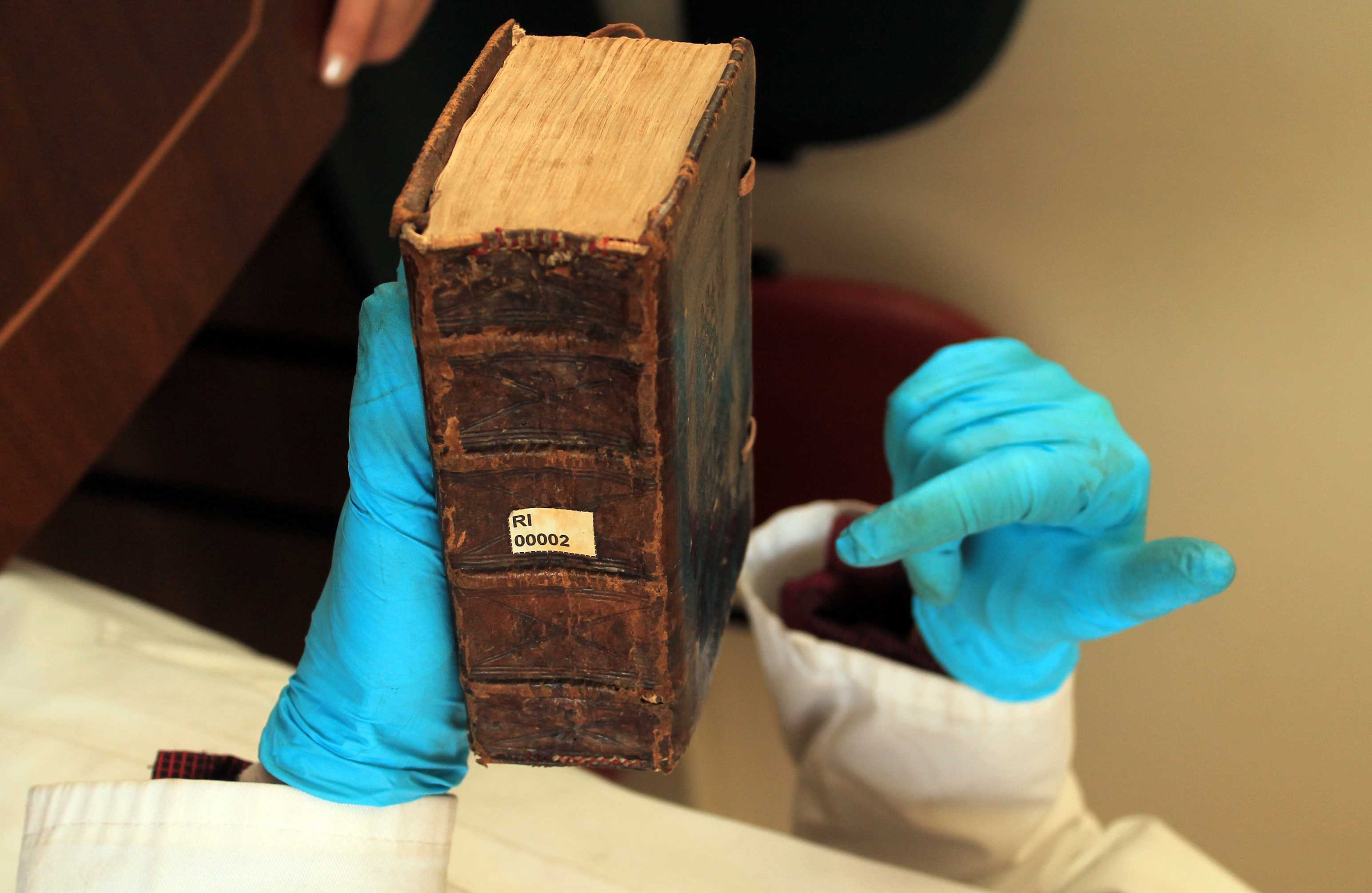 ‘Summa Rosella Casum’ (1498) de Salis Baptista. Es un libro para confesores. Es decir, daba instrucciones para los sacerdotes que escuchaban los pecados de los creyentes de la época. Fue Impreso en Venecia. La encuadernación es en cuero, se puede ver claramente la influencia de los árabes que vivían en España. Está escrito en latín. Foto: Álvaro Tavera. 