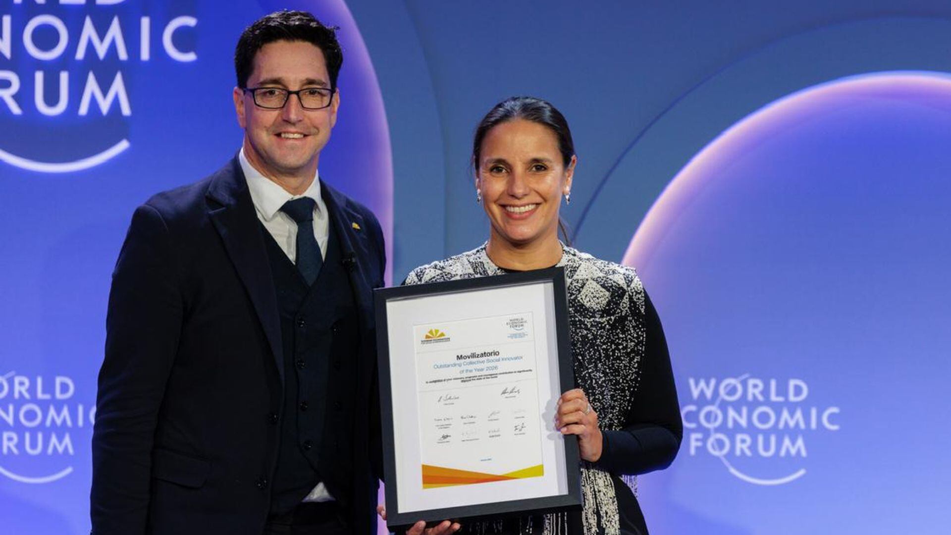 Solo el 4 por ciento de las organizaciones ganadoras de este premio han sido de América Latina. Movilizatorio, liderada por Juliana Uribe Villegas, es la primera organización colombiana en recibir este reconocimiento en la categoría de Innovación Social Colectiva, que destaca su impacto social a escala global.
