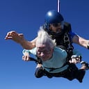 Esta foto proporcionada por Daniel Wilsey muestra a Dorothy Hoffner, de 104 años, cayendo por el aire con el saltador tándem Derek Baxter mientras se convierte en la persona de mayor edad del mundo en saltar en paracaídas, el domingo 1 de octubre de 2023, en Skydive Chicago en Ottawa, Illinois. Daniel Wilsey vía AP)