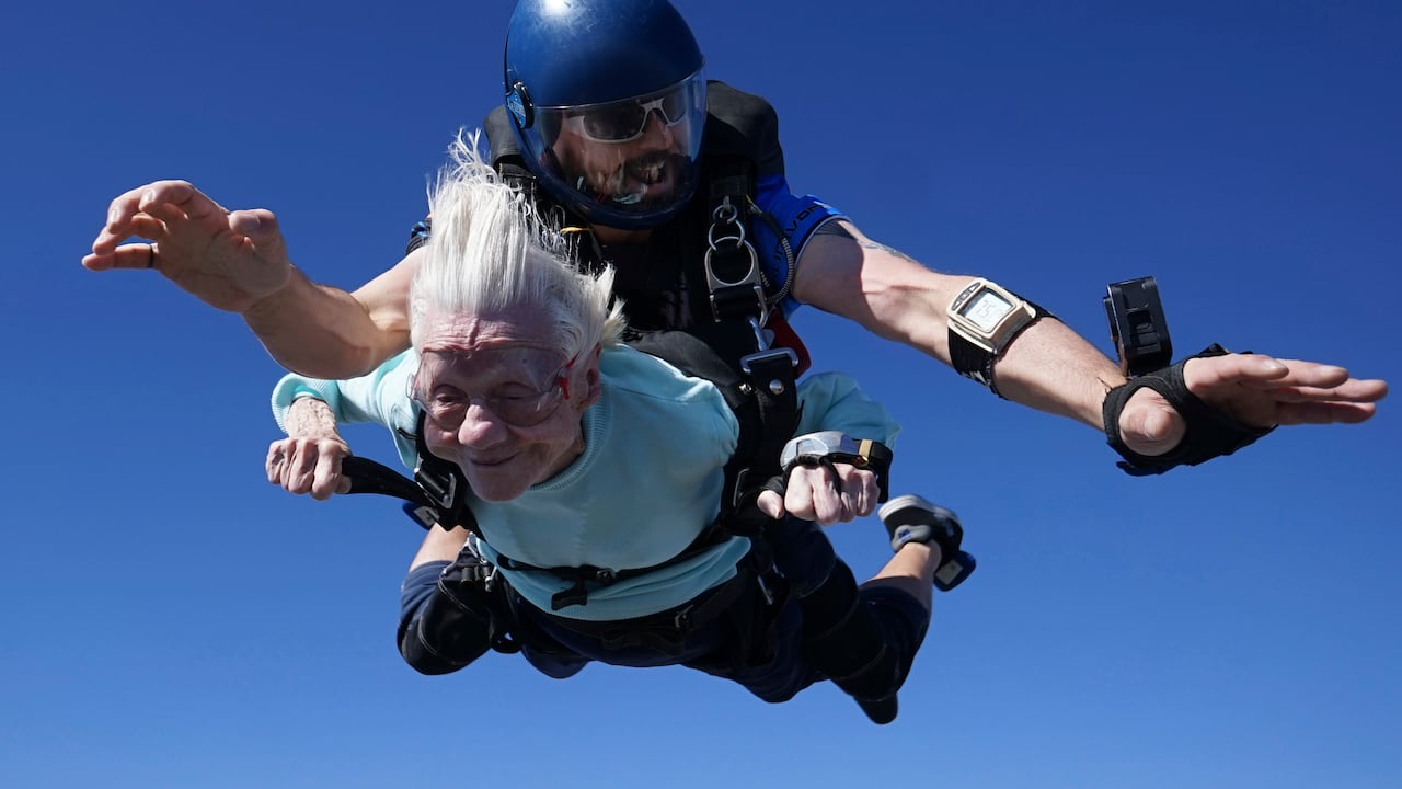 Esta foto proporcionada por Daniel Wilsey muestra a Dorothy Hoffner, de 104 años, cayendo por el aire con el saltador tándem Derek Baxter mientras se convierte en la persona de mayor edad del mundo en saltar en paracaídas, el domingo 1 de octubre de 2023, en Skydive Chicago en Ottawa, Illinois. Daniel Wilsey vía AP)