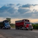 El tráfico de camiones grandes por las carreteras nacionales disminuyó 20 por ciento en abril y 5 por ciento en mayo.