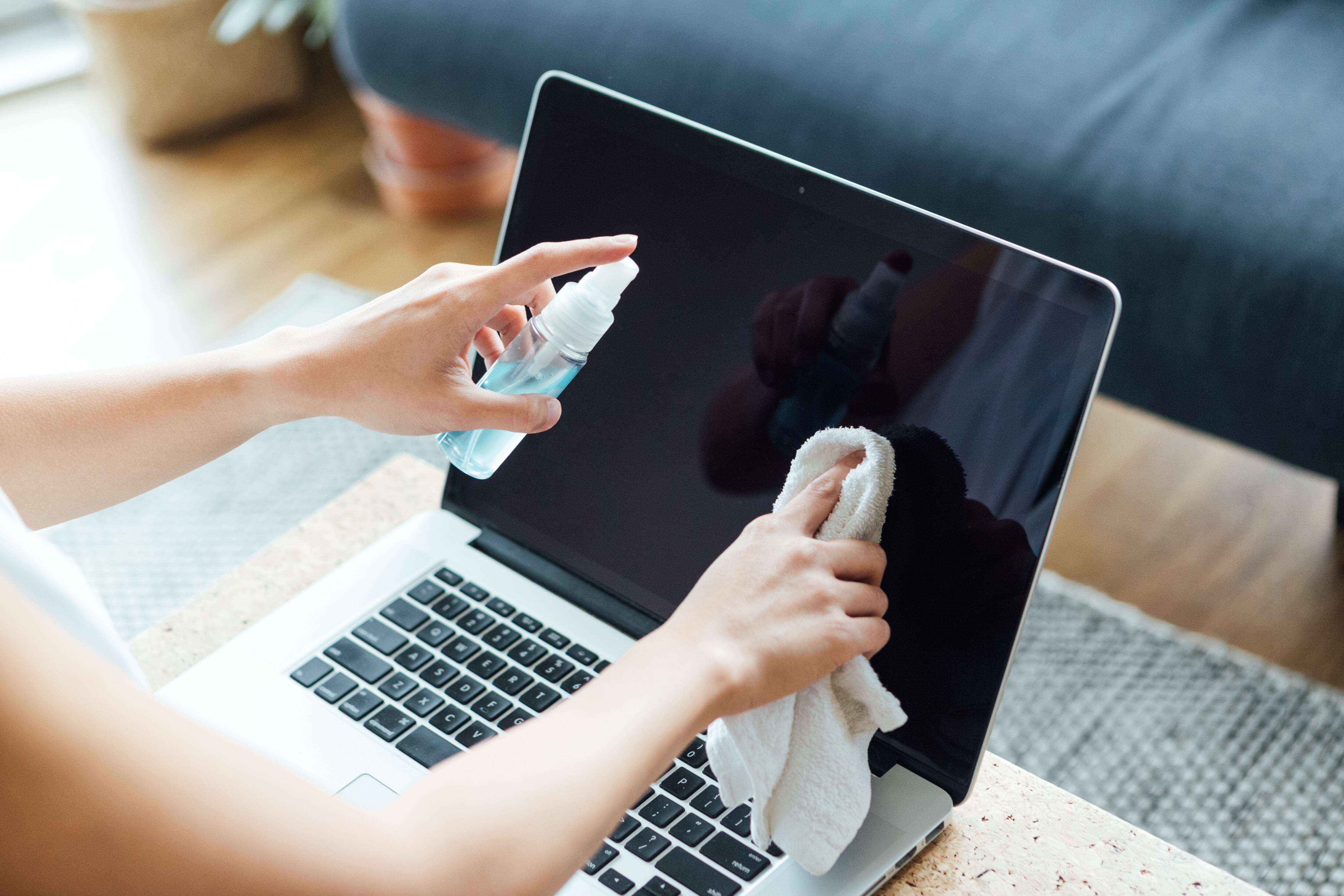 Las pantallas pueden acumular bacterias y otros gérmenes, especialmente si se tocan con las manos sucias.